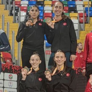 kizlar-bayrak