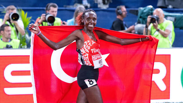 Sporcumuz Yasemin Can, 30:36’lık dereceyle kendisine ait olan 10km yol yarışı Türkiye rekorunu geliştirdi.